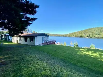 Chalet à louer avec accès direct au lac et SPA, 4 chambres, 2 salles de bain, grande terrasse, BBQ,...