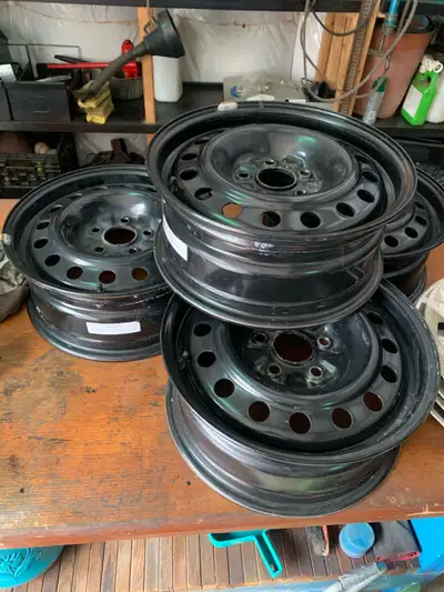 J'offre un ensemble de quatre jantes en acier avec une dimension de 16x6.5 et un espacement de trous...