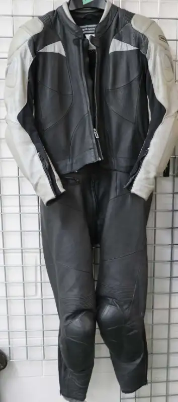 BMW Motorrad Heran 2 piece Motorcycle Leather Pro Race suit in Motorcycle Parts & Accessories in Saskatoon - Image 2