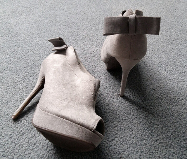 Women’s shoes  talon haut - Grey Suede $15 dans Femmes - Chaussures  à Ville de Montréal - Image 2