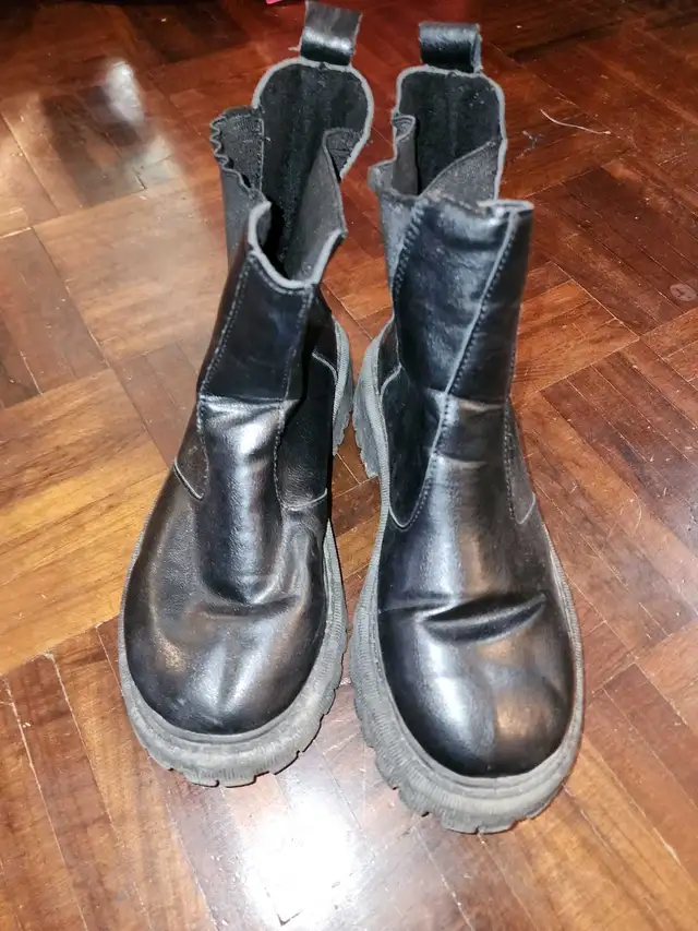 Lot of 50 Women & Boys Shoes Sizes 6-11 *NEW/EUC* in Multi-item in City of Toronto - Image 7