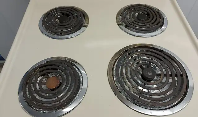 24" WHITE-WESTINGHOUSE APARTMENT STOVE in Stoves, Ovens & Ranges in London - Image 4