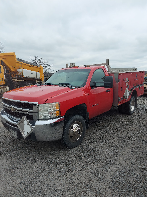 2009 Chevrolet 3500HD with Fiberglass box in Cars & Trucks in Hamilton - Image 3