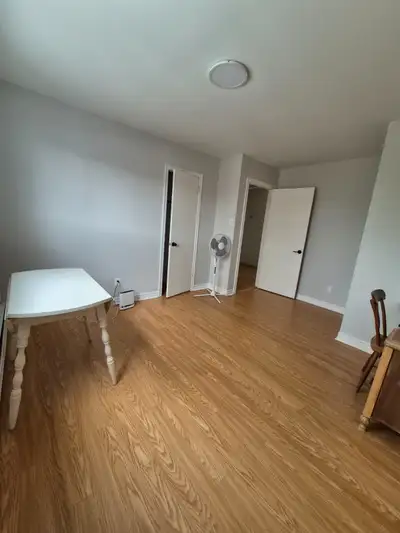 Pour femme seulement. Je recherche une personne calme, propre et respectueuse. Chambre d'environ 11...