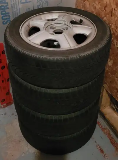 Les pneus d'été ( 195/55R15 ) viennent avec les mag. Je les donne. Ils sont posés sur les mag, il fa...