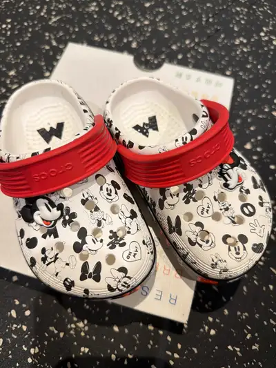 Step into magical comfort with these pre-owned Disney Mickey Mouse Crocs in a youth size 7. These wh...