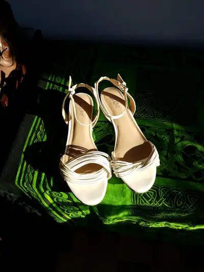 Sz 10 White leather dress sandals, View more