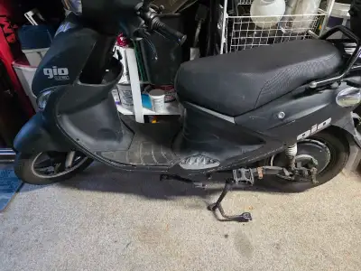 Electric scooter with light lithium battery and spare parts. 700$ Call or text at: 9056882871. I do...