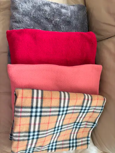 Vendues ensemble 4 jetés couleur variée 15$ pour les 4 Environnement sans fumée ni animaux