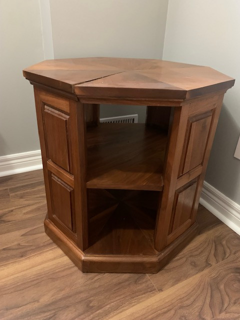 Side Table in Other Tables in Oshawa / Durham Region