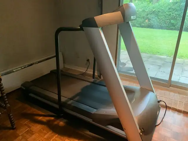 Treadmill Precor M 9.35 Professional in mint condition in Exercise Equipment in City of Montréal - Image 4