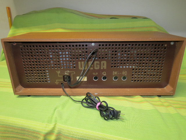 Radio à lampes Allemand Wega 511 en super condition dans Art et objets de collection  à Ville de Québec - Image 4