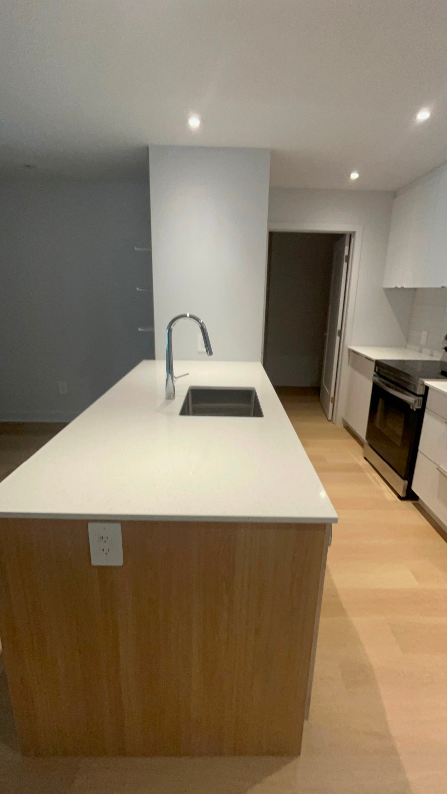 Modern 4.5+den Apartment Lease Transfer — photo 2