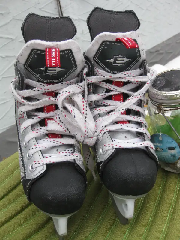 Youth EASTON Stealth S17 Ice Hockey Skates Size 11.5 EE VGC in Hockey in Winnipeg - Image 3