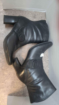 Womens    7.5 Hush Puppies   Boots