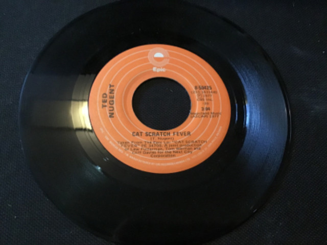 45 r.p.m, Ted Nugent “Cat scratch fever” (p)1977 single dans Matériel audio professionnel  à Lévis - Image 2