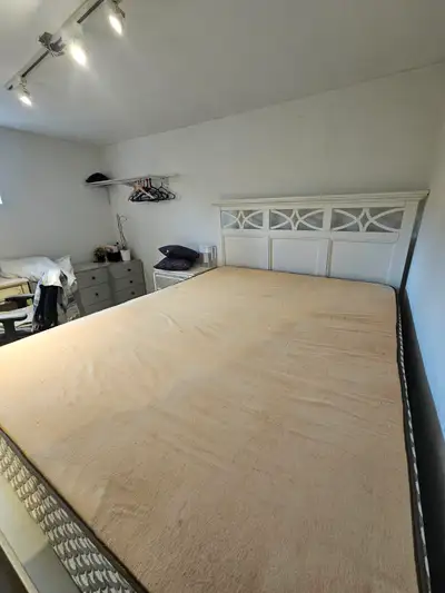 Big North York room available for female in nice house ALL~IN @ Steeles Ave west and Bathurst St. Re...
