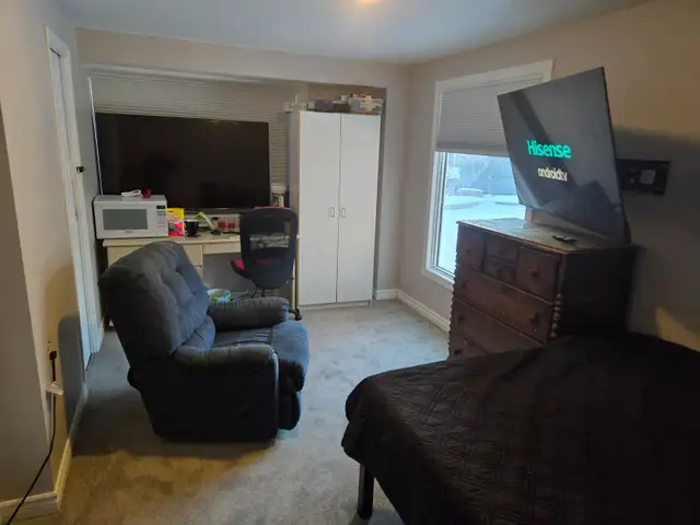 TWO MONTHS FREE RENT! c/w ensuite Jacuzzi, 50' 4K TV c/w Netflix