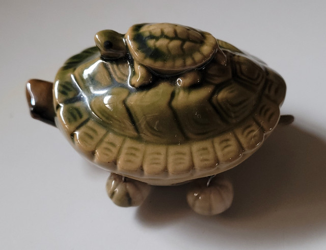 Vintage Ceramic Turtle Figurine with Moving Head, Legs & Tail in Arts & Collectibles in Oshawa / Durham Region - Image 4