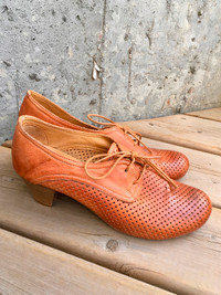 Gidigio Leather Oxford Heels (Size 8.5)