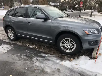 Je vends mon Audi Q5 3.2V6 Premium 2012, un VUS élégant et performant avec 169 000 km au compteur. C...
