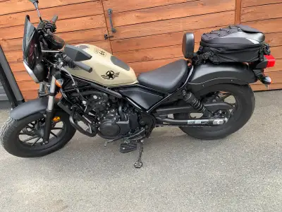 Je vends ma Honda Rebel, une moto fiable et élégante. * Kilométrage: 7370km * Couleur: Beige et noir...
