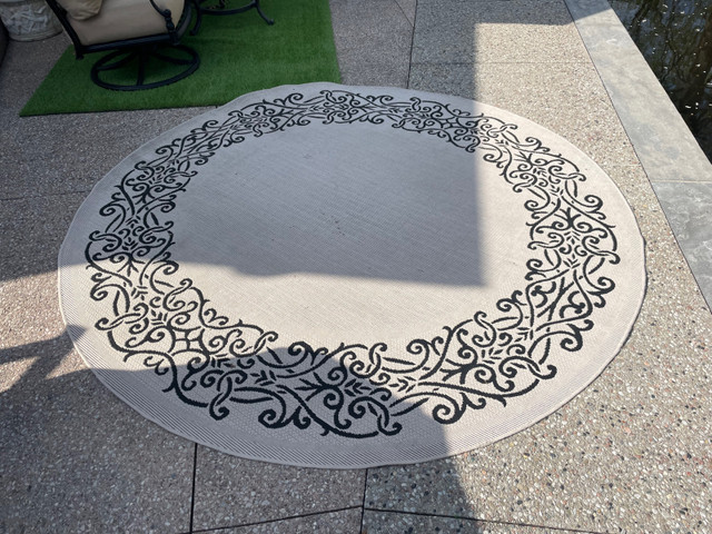 Outdoor Large Round Carpet in Outdoor Décor in Oakville / Halton Region - Image 2