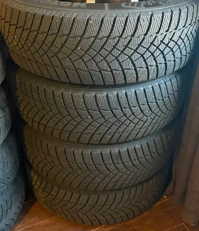 4 pneus d’hiver 225/65R17 à vendre 450$ 3 a 8/32 et 1 neuf avec Rim de Chevrolet.
