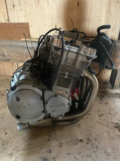 2003 Suzuki bandit engine 600cc Motor runs has around 30,000km on it. Has wiring and cdi box Big box...