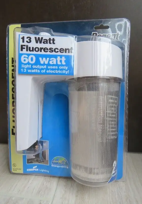 3x 13 Watt Fluorescent luminaire extérieur Outdoor Light Fixture in Outdoor Lighting in Laval / North Shore - Image 3