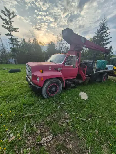 1991 Ford F800 Crane It Runs great many new parts including Tires, oil pan front and rear brake line...