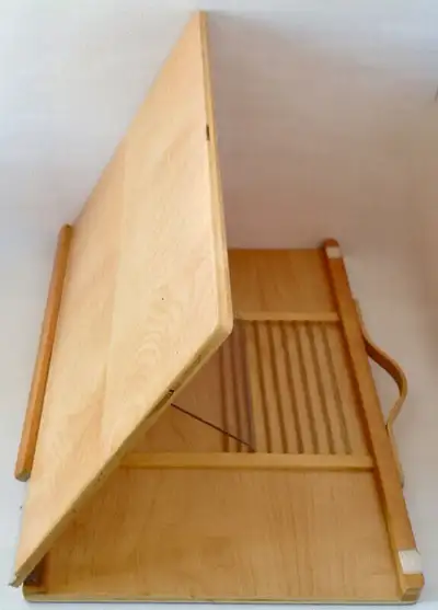 Vintage. Table de travail pliante et transportable. En bois., View more