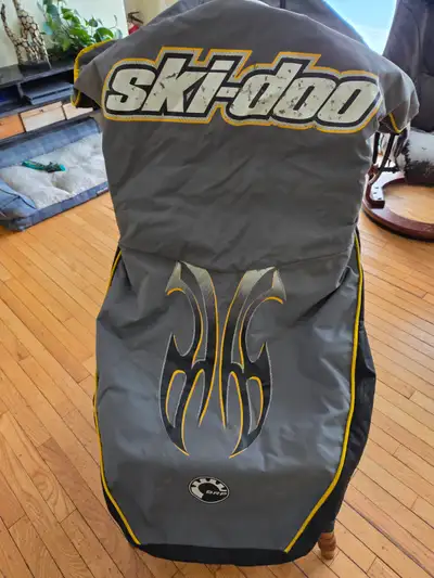 Ski-doo cover in great shape.