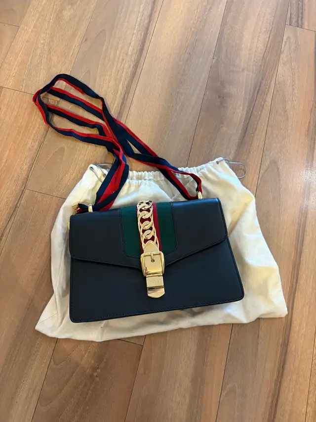 Authentic Gucci bag in Women's - Bags & Wallets in Markham / York Region - Image 2