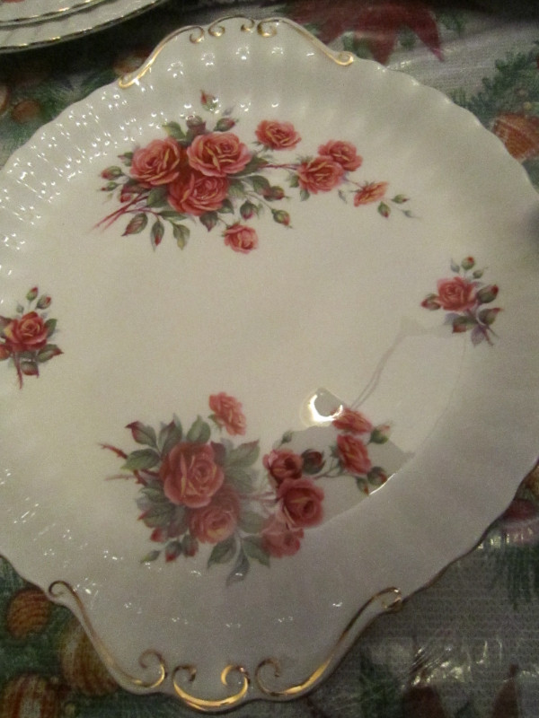 Royal Albert CENTENNIAL ROSE, Service for 8 in Arts & Collectibles in Vancouver - Image 2