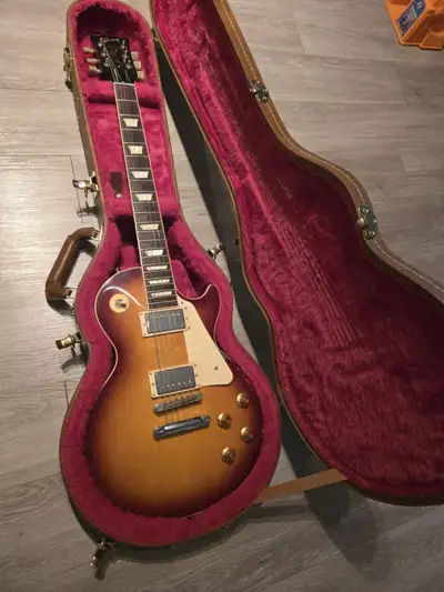 2016 Les Paul Classic. This guitar is not stock. 57 Classic in Neck, Busrtbucker Pro in Bridge. Fabe...