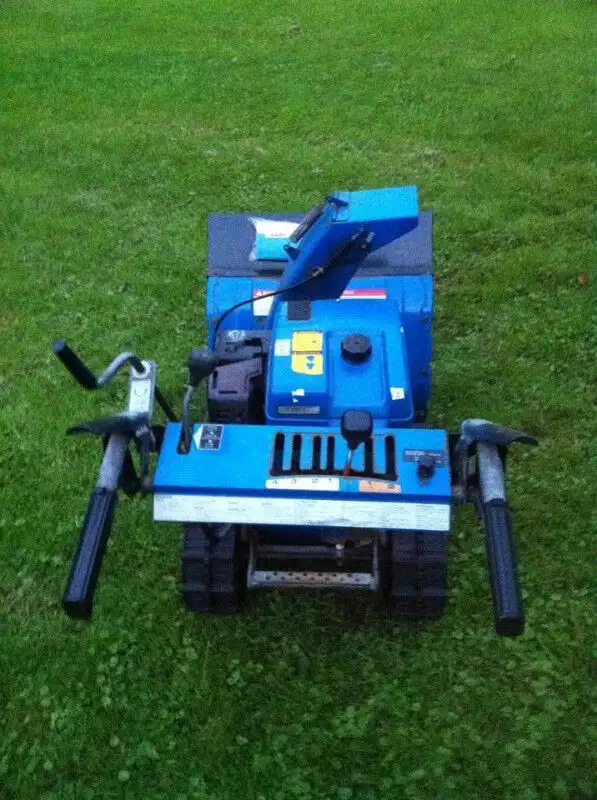 2 YAMAHA YS624 SNOWBLOWER THROWER WITH TRACKS  LIKE HONDA HS624 in Snowblowers in Windsor Region - Image 7