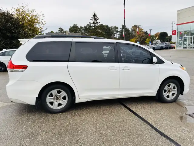 Toyota Sienna in Cars & Trucks in City of Montréal - Image 5