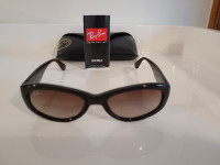 Lunette de soleil RAYBAN , comme neuve , peu porte