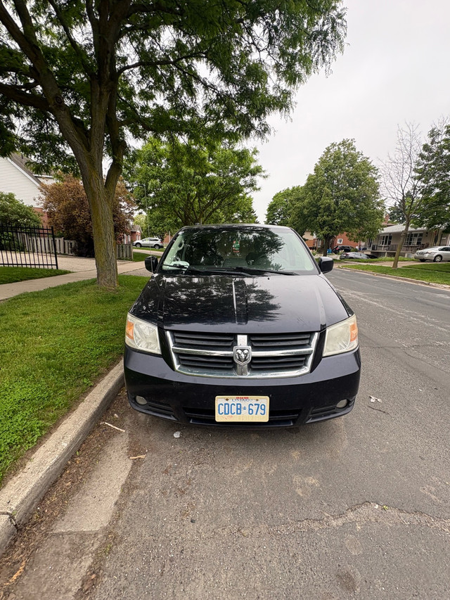 2010 Dodge caravan in Cars & Trucks in Kitchener / Waterloo - Image 2