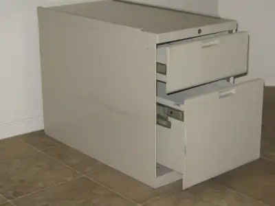 FilièreTeknion, en métal beige, robuste, et en bon état., View more