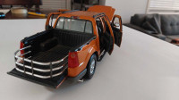 1/18 Ford Explorer Sport Trac Diecast Pickup 