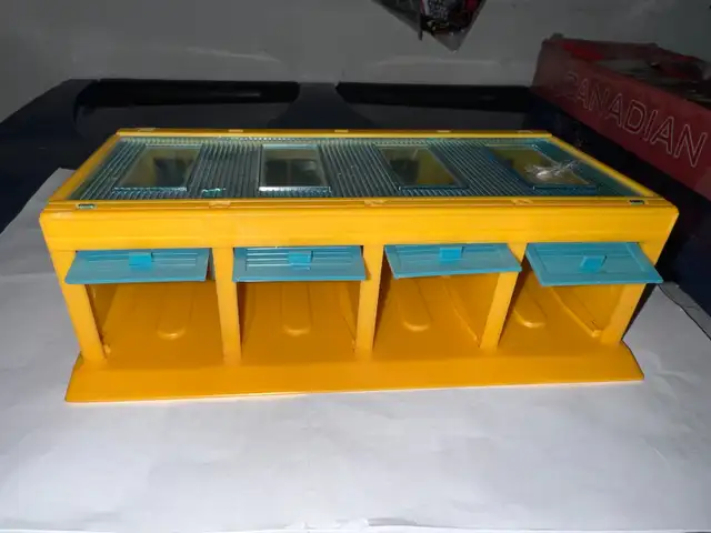 VINTAGE CORGI JUNIORS MULTI GARAGE PLASTIC in Arts & Collectibles in Mississauga / Peel Region - Image 3