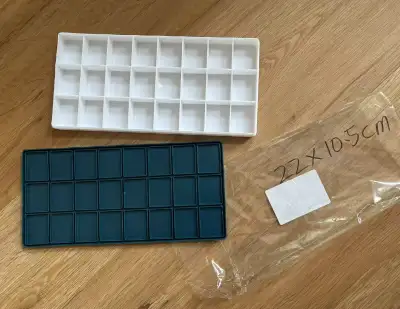 Brand new : Perfect for gouache, watercolor, or acrylic paints. Includes two trays (removable): • On...