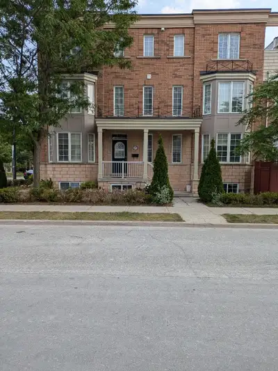 Suitable for WORKING INDIVIDUAL, PROFESSIONAL or STUDENT Room with private washroom - Why pay so muc...