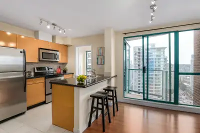 Fully Furnished Private Room in Downtown Vancouver – Move-In NOW