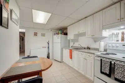 1 room with wet bar/fridge, August 1, Sharon East Gwillimbury