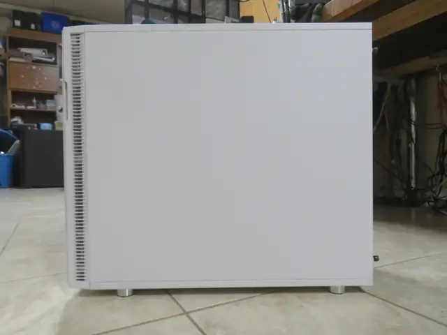 Fractal Design Define R5 Computer Case (White, solid panel) in System Components in St. Catharines - Image 6