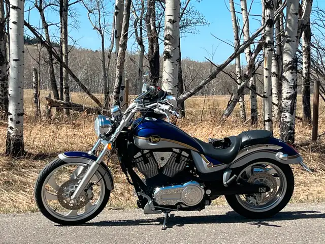 2005 Victory Vegas 8 Ball. In Great Shape! Low mileage.. in Street, Cruisers & Choppers in Calgary - Image 3