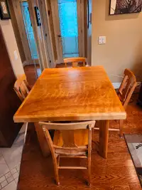 Table de cuisine et 4 chaises en bois massif